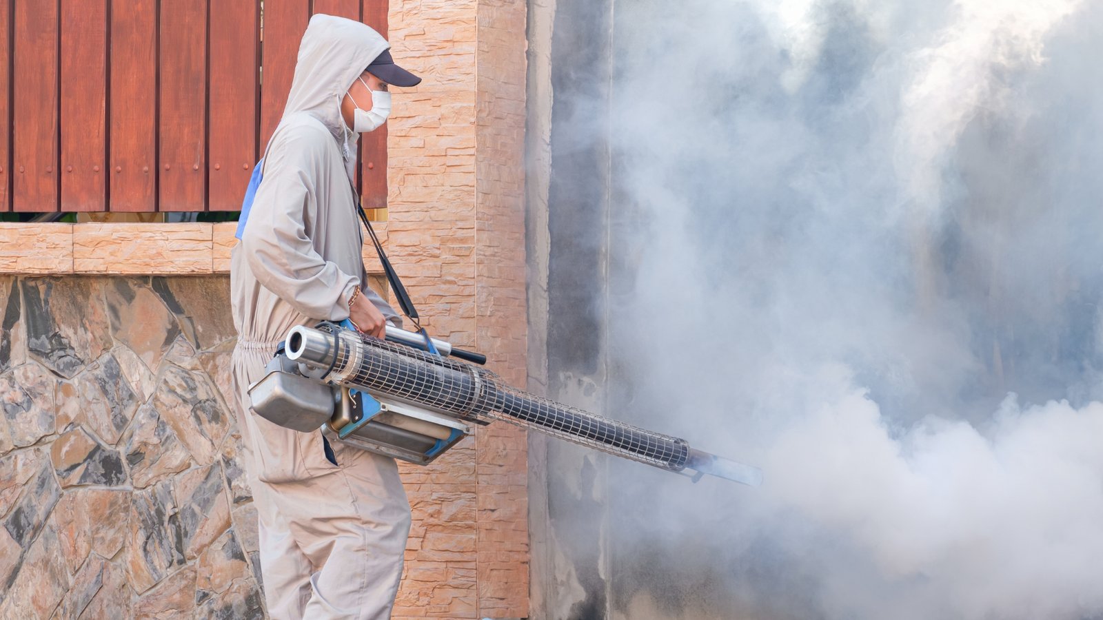 Fogging-machine-used-for-outdoor-mosquito-treatment